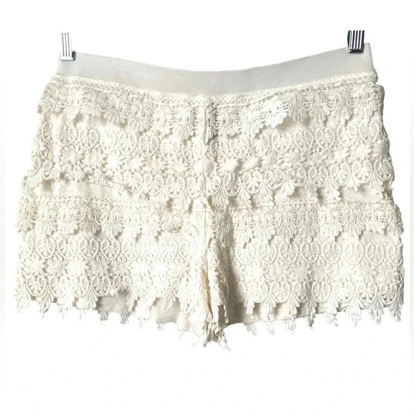 EXPRESS | Ivory Scalloped Crocheted Tiered Shorts Size M - Picture 3 of 7